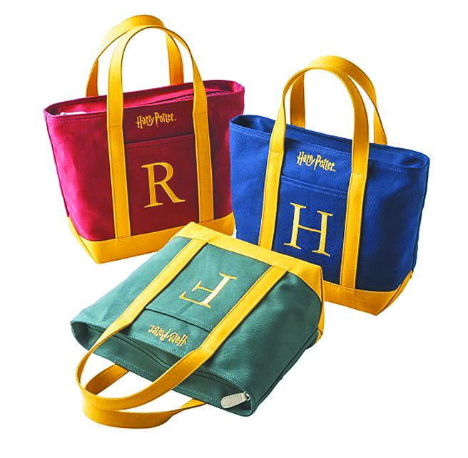 橫濱《哈利波特》耶誕活動周邊「KITAMURA」聯名帆布托特包，含稅價15000日圓（約台幣3274元）。（MJPM提供）