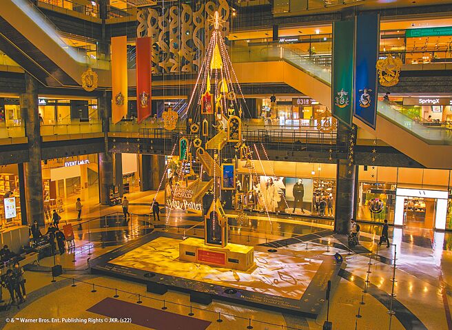 大阪《哈利波特》耶誕活動點亮約13公尺高的耶誕燈樹，漂浮在透天中庭之中，絢爛華麗。（GRAND FRONT大阪TMO提供）