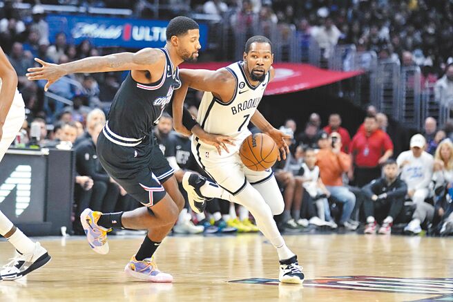 杜兰特（右）试图突破保罗乔治贴身防守，更把对方的手夹住。（美联社）