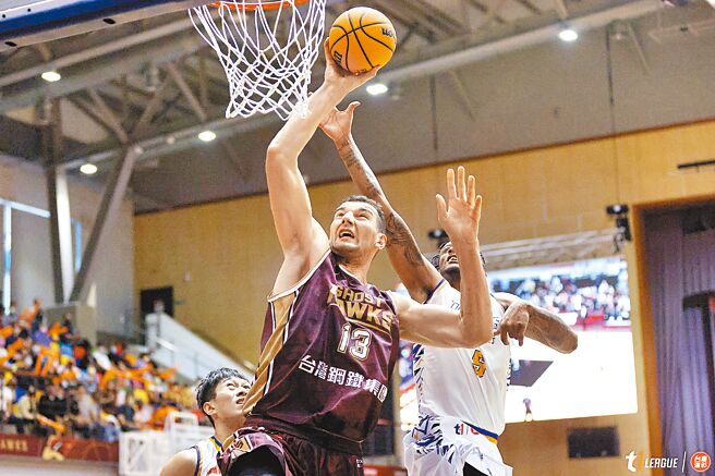 獵鷹德古拉（左）準備單手扣籃，身後的雲豹戴維斯來不及防守。（T1聯盟提供）