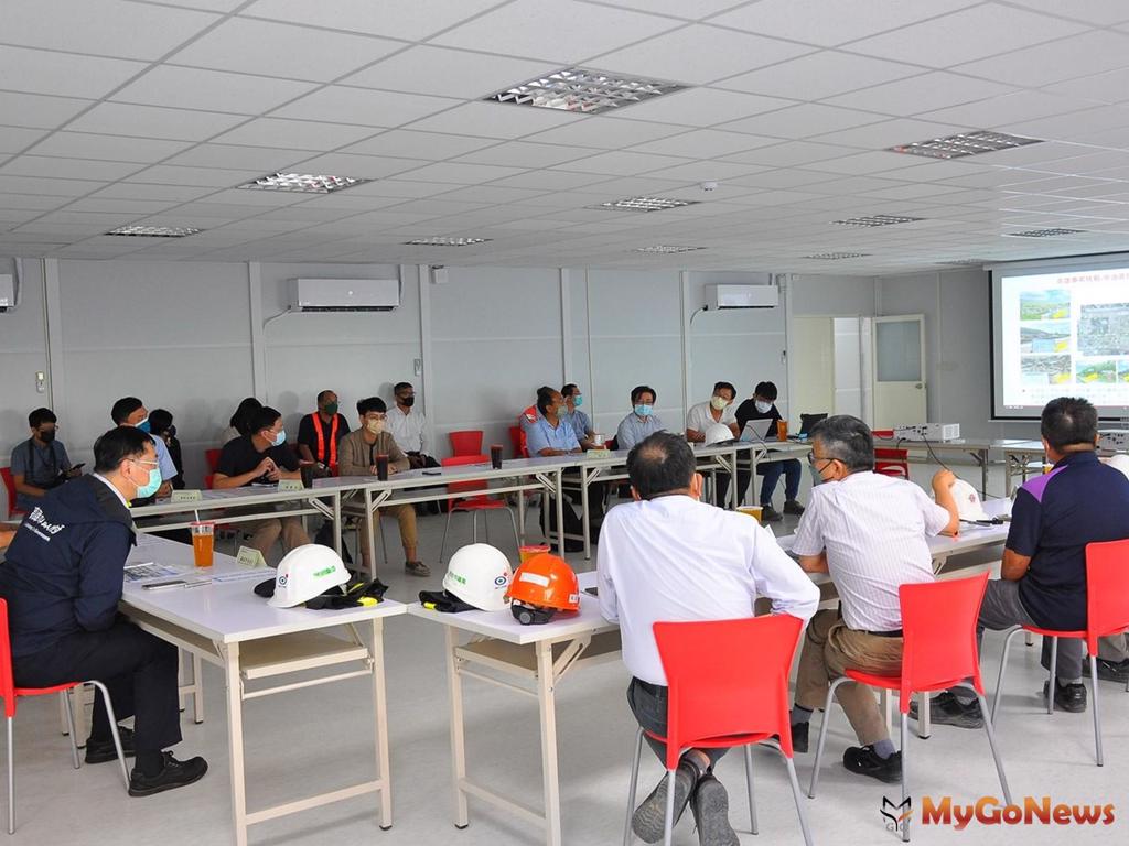 副市長羅達生率經發局等局處聽取開發商麗明營造及台積電報告，並要求團隊全力協助台積電高雄廠如期如質完工 (圖/MyGoNews買購房地產新聞)