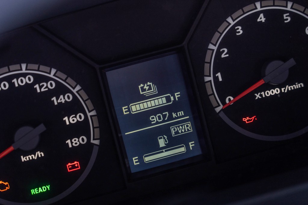 因應本車油電複合動力系統的定位，儀錶中央單色資訊木可顯示電池充能狀況。(圖/2gamesome)