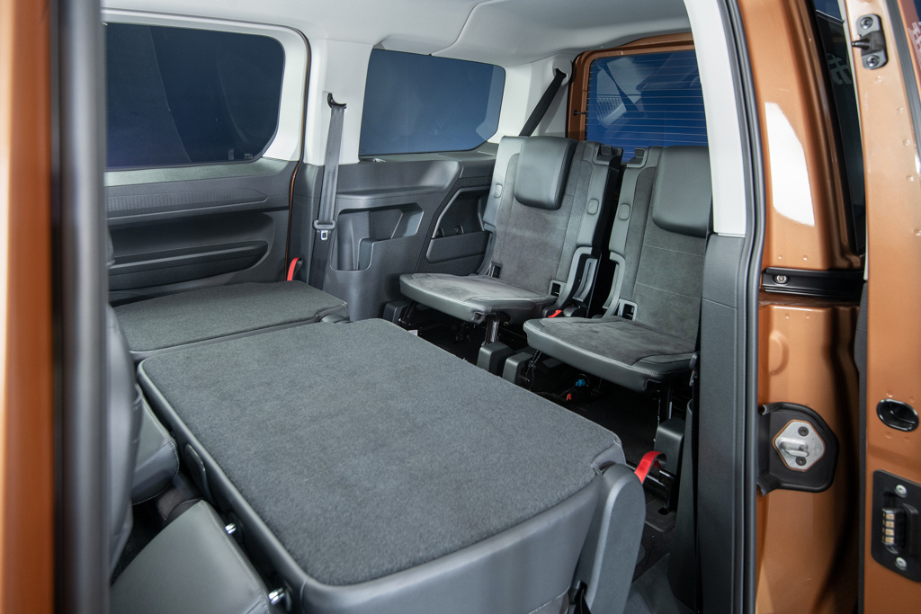 七人滿載可容納446公升行李廂容積；後排座椅全拆最大容量可達3,015公升超大空間。