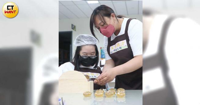 明伦小作坊的老师表示，唐宝宝的应变能力很差，光是教会他们日常活动至少就要花费半年时间，还需不断提醒。（图／赵世勋摄）