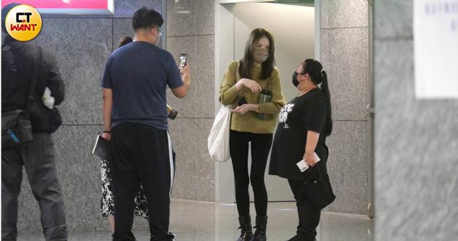 日前許瑋甯結束當天宣傳工作，有數位粉絲在等候她。（圖／本刊攝影組）