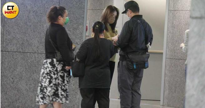 拍完照許瑋甯也替粉絲簽名留念。（圖／本刊攝影組）