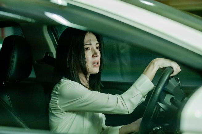 許瑋甯在《她和她的她》中有許多驚險沉痛的情節。（圖／Netflix提供）