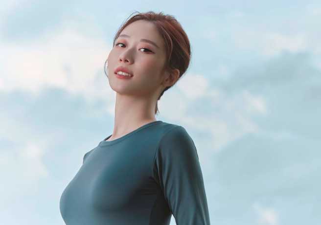 張景嵐日前分享泳裝辣照，辣翻眾網友。(圖/張景嵐 臉書)