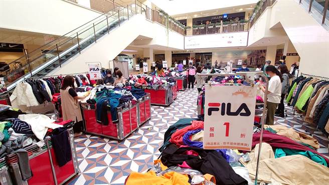  丽宝OUTLET MALL全台独家FILA特卖会，最低一折起，天天有新货。（丽宝乐园提供）