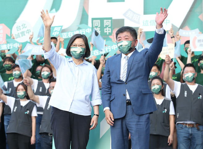 袁鶴齡認為，抗中牌在此次九合一大選已不如過去強而有力了，圖為總統蔡英文與民進黨台北市長候選人陳時中合體造勢。（中時資料照，姚志平攝）