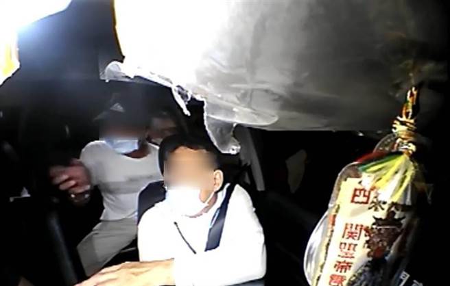 一名計程車司機因為規勸乘客戴口罩未果，楠梓警方將乘客與司機帶回調查。（翻攝照片／林瑞益高雄傳真）