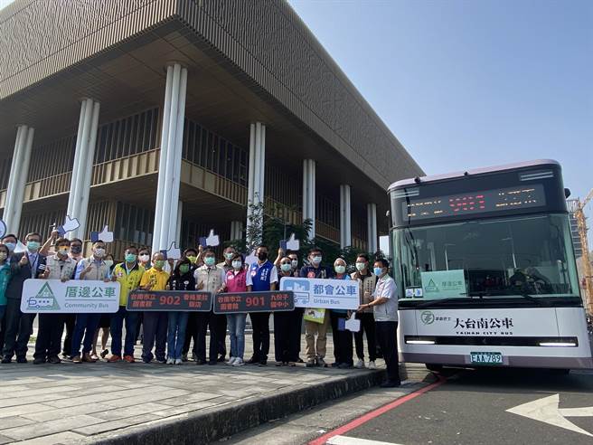 台南市交通局優化公車路網的第一步，首波推出「厝邊公車」，今天由台南市長黃偉哲等人一同開箱。(曹婷婷攝)