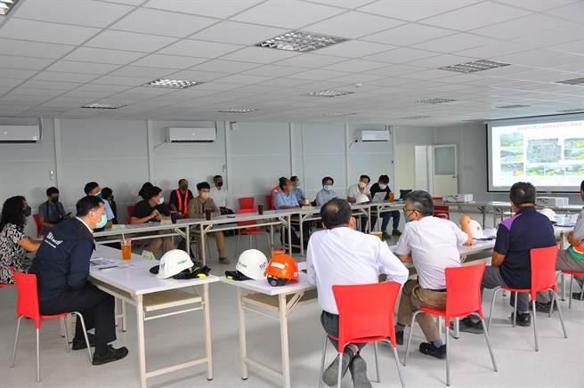 高市副市长罗达生（左二）率经发局等局处听取开发商丽明营造及台积电报告，并要求团队全力协助台积电高雄厂如期如质完工。（柯宗纬翻摄）