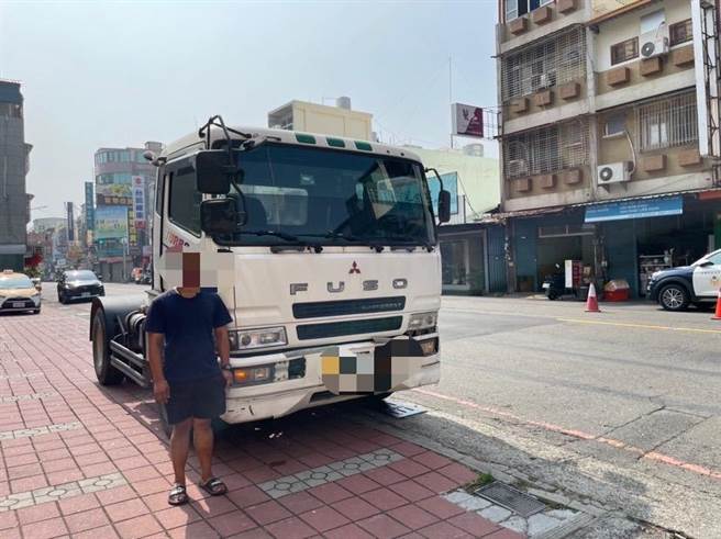 高雄市岡山區嘉新東路15日上午發生一件機車騎士的死亡車禍，警方調查後發現方姓男子為肇事司機。（翻攝照片／林瑞益高雄傳真）