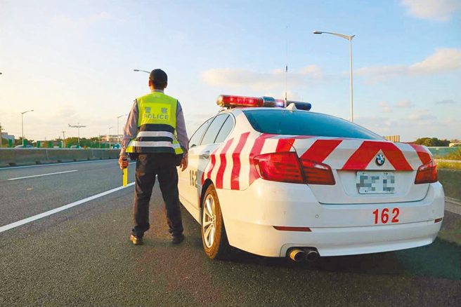 男子在国道内车道「时速94公里」遭开单，他称当时以为有人从天桥跳下或朝车丢石头，才本能降低车速，此说法遭法官打脸。（示意图／本报资料照）