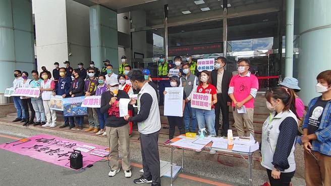 藻礁公投推动联盟近日发起的桃园市长、市议员候选人签署「守护藻礁承诺书」活动。（藻礁公投推动联盟提供／林良齐台北传真）