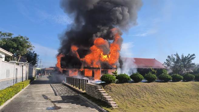 木造房屋全面燃燒，現場火勢猛烈。（翻攝照片／李京昇苗栗傳真）