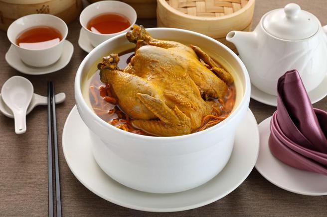 （台北天成大饭店除夕围炉宴可嚐到「黄金虫草鸡盅」。图／台北天成大饭店）