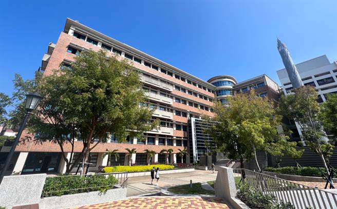 弘光科大落實SDGs，校舍採綠建築設計避免西曬，獲三個國內外永續發展大獎。(弘光科大提供)