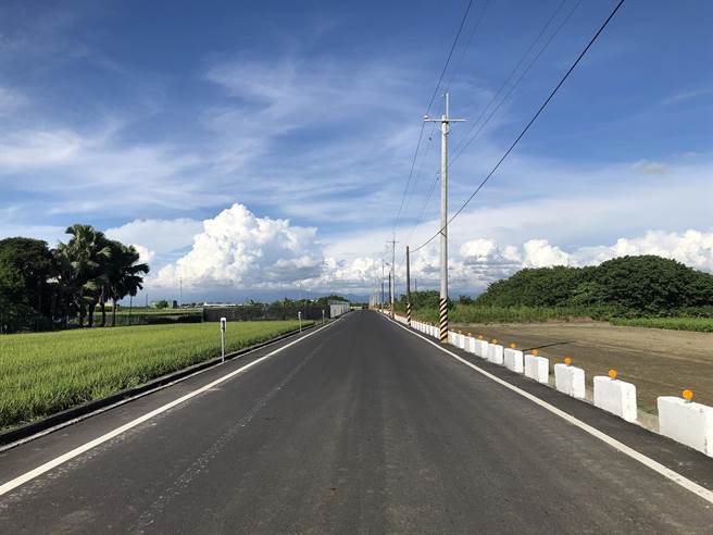 尋求連任的民進黨台南市長候選人黃偉哲公布，上任4年來共修繕1200公里的農水路。（市府提供／洪榮志台南傳真）