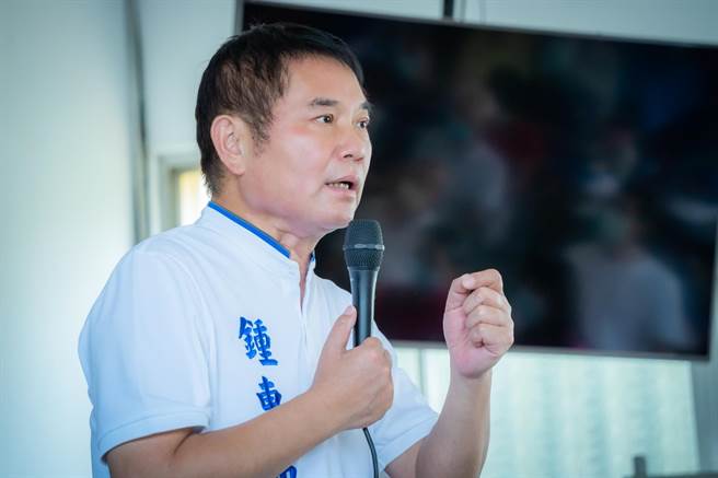 無黨籍苗栗縣長候選人鍾東錦今（15）日就在臉書上表示，「民進黨執政下的台灣，選舉變成了一場爆料抹黑競賽，逐漸從惡質選風演變成政治迫害」。（鍾東錦競選團隊提供／李京昇苗栗傳真）