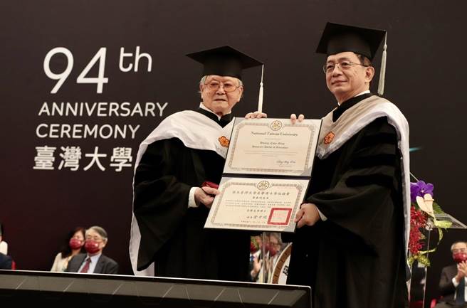 台湾大学今(15)日举办创校94年校庆庆祝大会，并颁发名誉博士学位给知名作家黄春明。(台大提供／李侑珊台北传真)