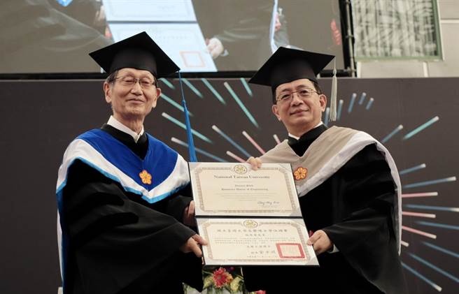 台湾大学今(15)日举办创校94年校庆庆祝大会，并颁发名誉博士学位给华硕董事长施崇棠。(台大提供／李侑珊台北传真)