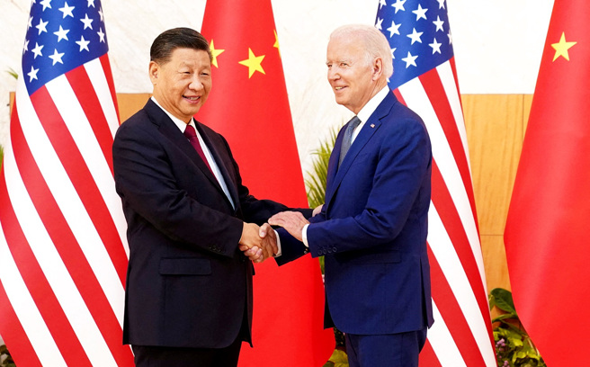 美国总统拜登14日晚间与大陆国家主席习近平面对面会谈后，他15日发布推文，指出与习近平进行了坦诚的对话，并且明确表达会捍卫美国价值。（图／路透社）