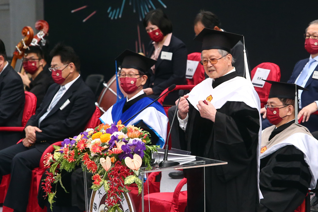 台湾大学15日举行创校94年校庆庆祝大会，校长管中闵颁发名誉博士给黄春明（见图）。黄春明致词时表示，他今年已88岁，剩下多少时间不重要，能再剩下的时间做些什么事情比较重要。（邓博仁摄）
