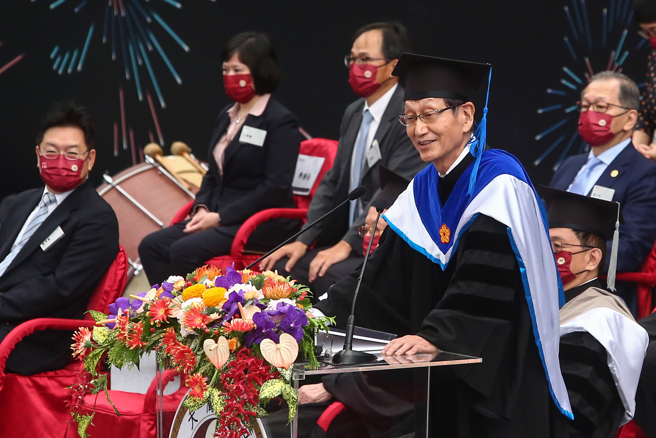 台湾大学15日举行创校94年校庆庆祝大会，校长管中闵颁发名誉博士给施崇棠（见图）。施崇棠致词时勉励大家，好好抓住自己的梦想往前进。（邓博仁摄）