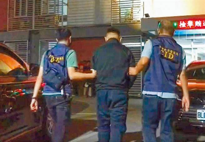 高雄锺姓男子（中间者）洗劫凤山区成功路一家金饰店，抢走2条金项炼及1只金戒指，徒步逃逸后企图制造大量断点，仍被警方缉获，高雄地检署依强盗罪将他起诉。（本报资料照）