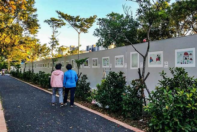 新竹县文化局举办竹县总图安全围篱彩绘徵图活动，首展188幅作品，沿东兴圳绿带步道欣赏，宛若置身在户外艺廊。（罗浚滨摄）