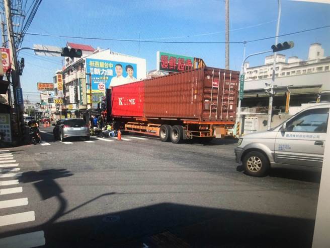 台中市大里区仁化路与成功二路口15日上午发生一起车祸，49岁林姓男子驾驶曳引车，与欲左转的19岁王姓女骑士发生碰撞。（民眾提供／潘虹恩台中传真）