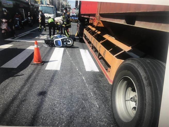 林男驾驶的曳引车车头撞上王女骑乘的普通重型机车车尾，造成王女及张女全身多处擦挫伤，送往亚大医院救护，幸无生命危险。（民眾提供／潘虹恩台中传真）