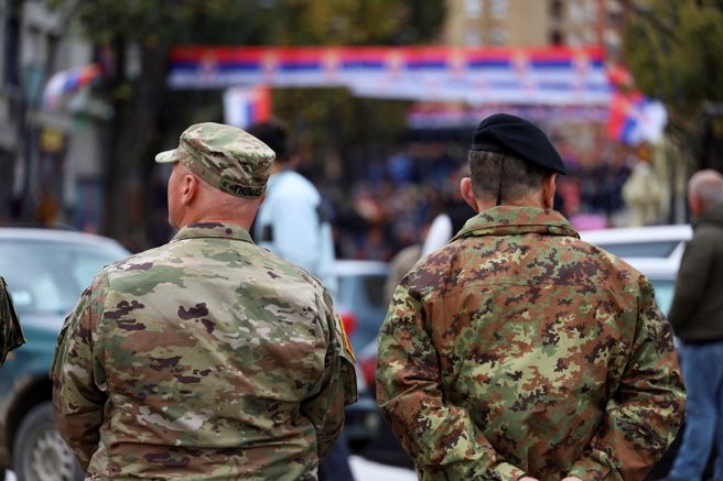 美国和义大利北约士兵在连接米特维茨（Mitrovica）的桥梁上站岗。（路透社）