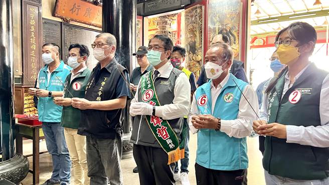 台南市長黃偉哲（右三）抵達時，先與民進黨台南市黨部主委潘新傳（左一）、市議員候選人陳秋宏（左二）、吳通龍（右二）和沈家鳳（右一）到廟裡上香祈福。（張毓翎攝）