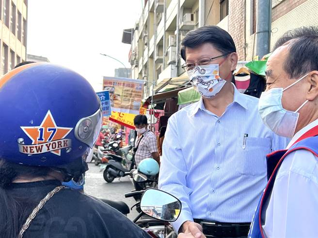 國民黨台南市長候選人謝龍介（右二）今天一早到麻豆掃市場。（張毓翎攝）