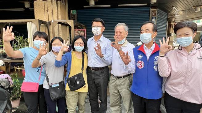 國民黨台南市長候選人謝龍介（中）到麻豆掃市場，熱情地與支持者合影。（張毓翎攝）