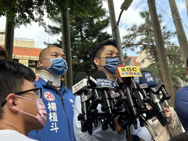 国民党台北市长候选人蒋万安下午赴台北市议员候选人杨植斗竞选总部探班前受访。（黄婉婷摄）