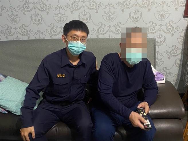 高雄日前凌晨阎姓老翁骑电动代步车外出，卡在十字路口动弹不得，后续员警到场协助脱困。（翻摄照片／崔正纲高雄传真）