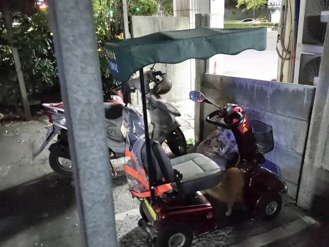 阎翁当时骑乘的电动代步车。（翻摄照片／崔正纲高雄传真）