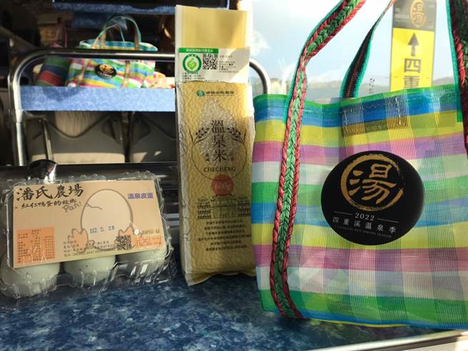 2022四重溪溫泉季4日登場後，驚豔眾人，屏縣府趁勢推出限定版郵輪巴士，每人只要588元，還有精美伴手禮。（屏縣府提供／謝佳潾屏東傳真）