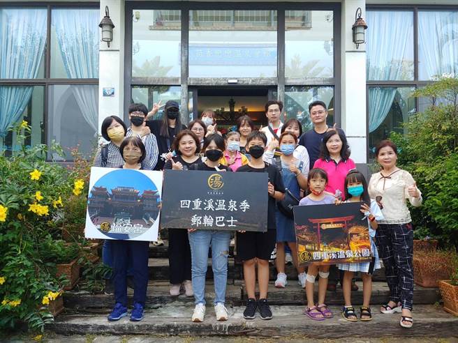 2022四重溪溫泉季4日登場後，驚豔眾人，屏縣府趁勢推出限定版郵輪巴士，每人只要588元，還有精美伴手禮。（屏縣府提供／謝佳潾屏東傳真）