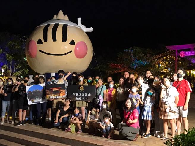 2022四重溪溫泉季4日登場後，驚豔眾人，屏縣府趁勢推出限定版郵輪巴士，每人只要588元，還有精美伴手禮。（屏縣府提供／謝佳潾屏東傳真）