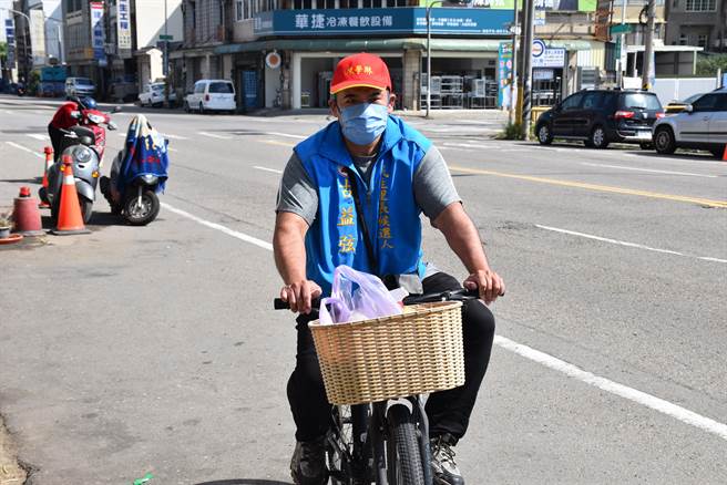 古益弦每天骑自行车到麦当劳上班。（谢明俊摄）