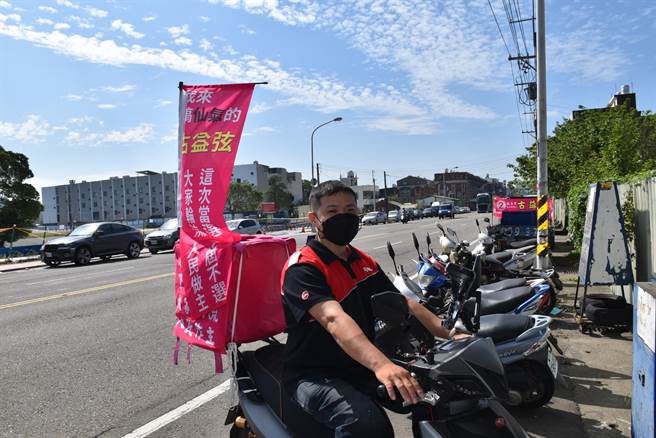 胡富源骑着机车替弟弟四处拉票。（谢明俊摄）