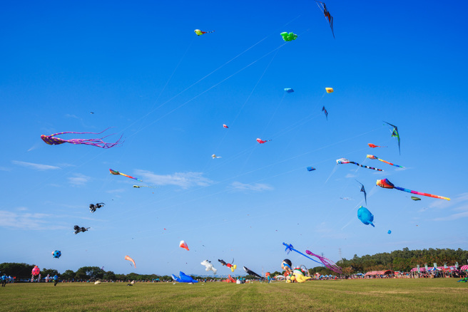 2022屏东风筝节将在本周末11月19、20日在高屏溪河滨公园绚丽登场，今年以「放风乐园」为主题，欢迎民眾到场共襄盛举。(图为2021年屏东风筝节屏东县政府提供）