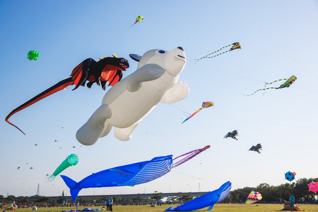 2022屏东风筝节将在本周末11月19、20日在高屏溪河滨公园绚丽登场，今年以「放风乐园」为主题，欢迎民眾到场共襄盛举。(图为2021年屏东风筝节屏东县政府提供）