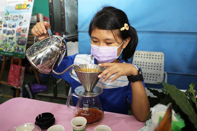 嘉义县2022「感恩土地．感谢农民．谢谢食物」食农教育博览会今在鹿草国小盛大举行，共有17校展现教学成果。（嘉义县政府提供／吕妍庭嘉义传真）