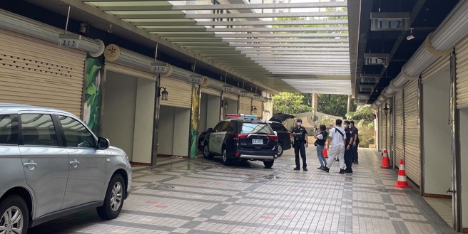 楠梓警分局警員15日下午到一家汽車旅館查緝毒品與詐欺通緝犯。（翻攝照片／林瑞益高雄傳真）